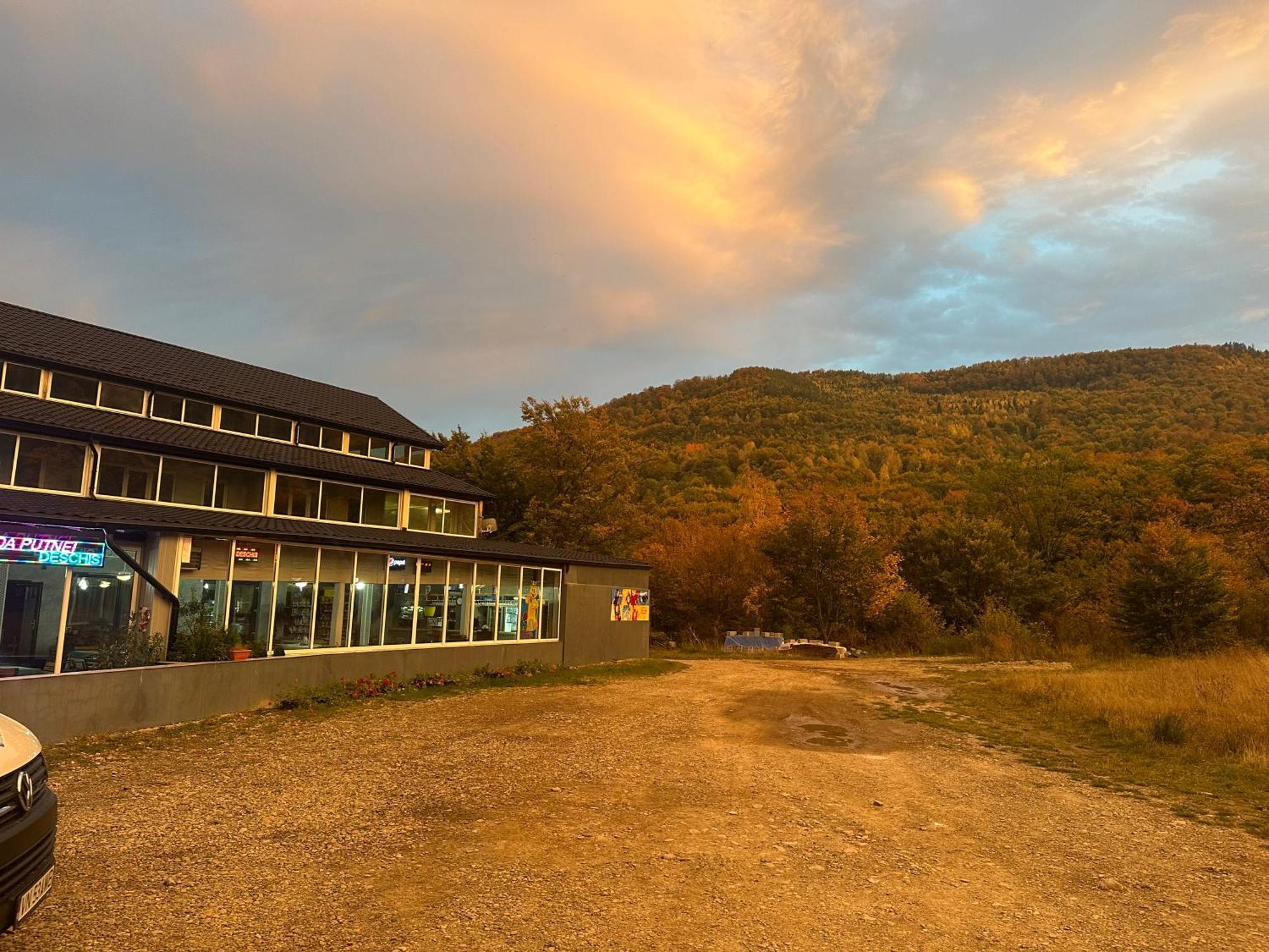 Pensiunea Cascada Putnei Lepşa Buitenkant foto